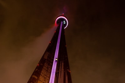夜晚塔的低角度照片